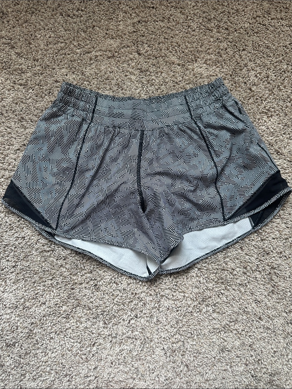 Lululemon Seawheeze Hotty Hot short size 8